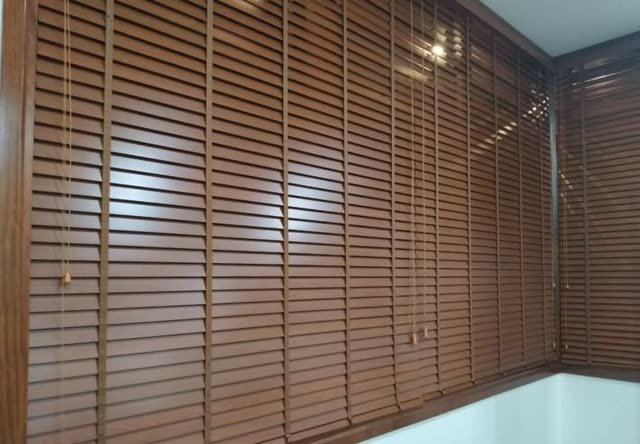 Rèm sáo gỗ nâu phủ cửa sổ góc phòng