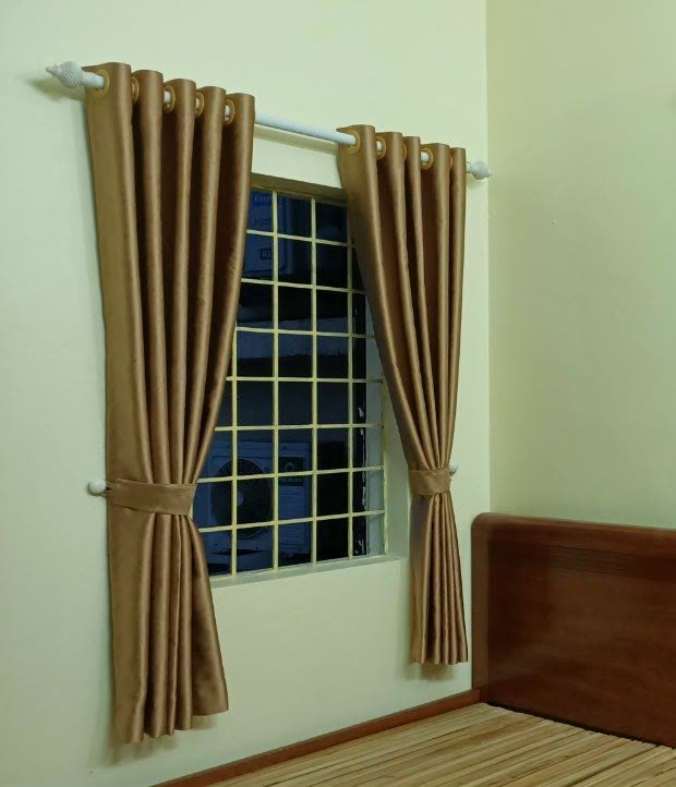Rèm vải nâu vàng ở cửa sổ phòng ngủ