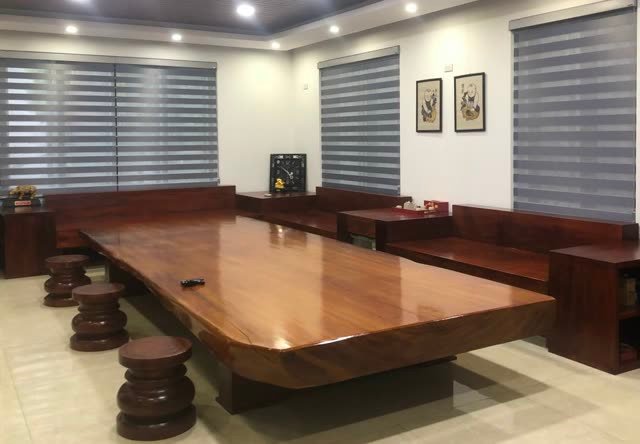 Rèm cầu vồng xám, phòng bàn gỗ lớn