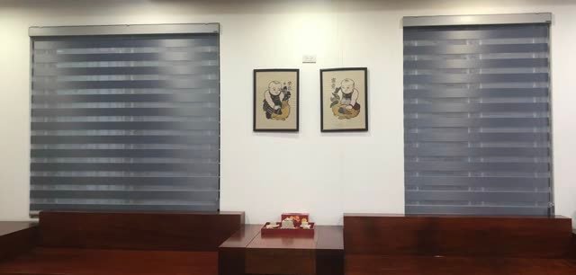 Hai rèm cầu vồng xám, ghế gỗ, hai bức tranh