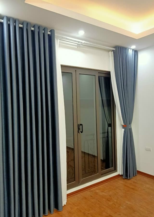 Rèm xám xanh, voan trắng, cửa kính ban công