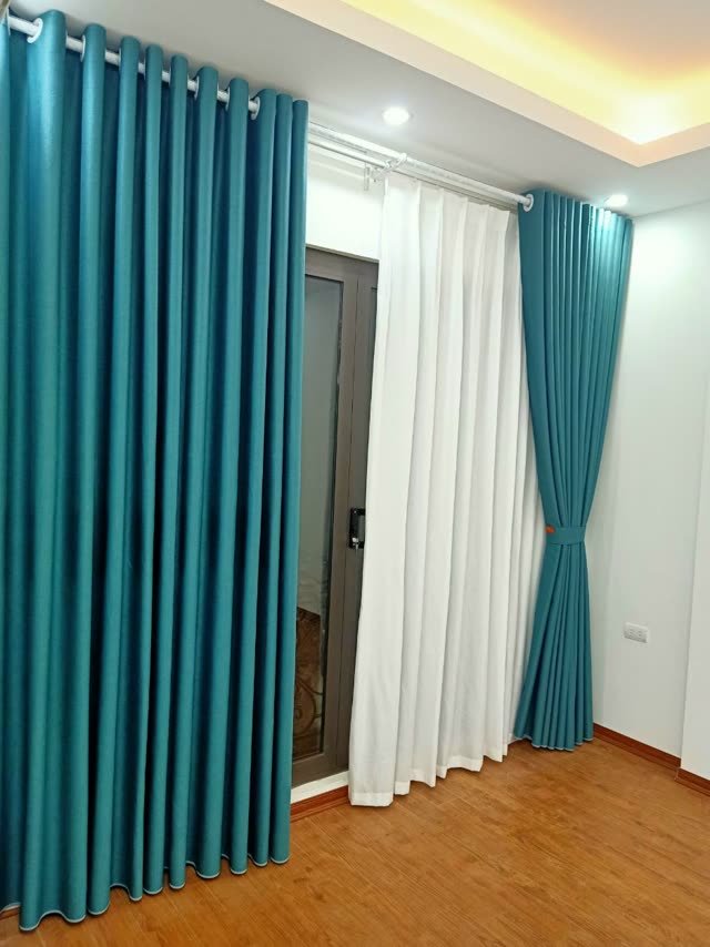 Rèm xanh cổ vịt, voan trắng, cửa kính ban công