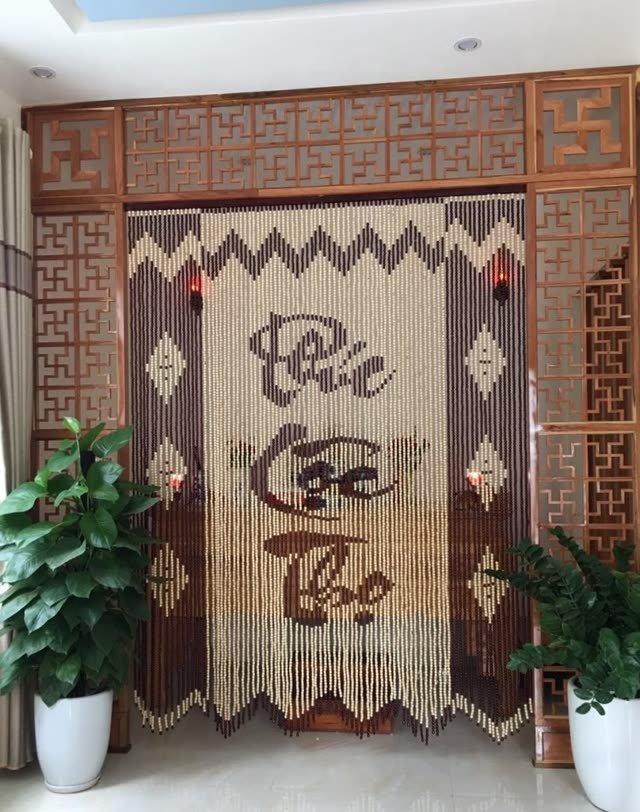 Rèm hạt gỗ nâu kem, khung gỗ, chậu cây