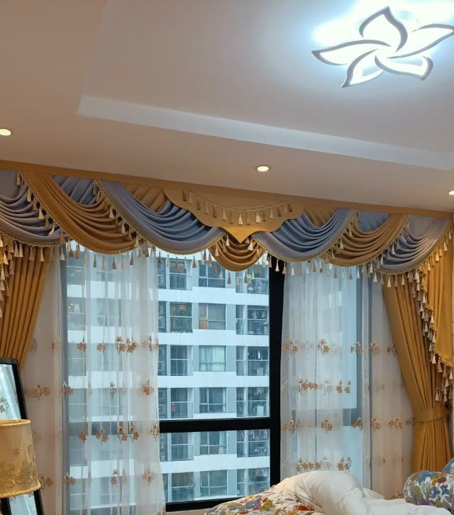Rèm cổ điển diềm vàng xám, voan thêu, phòng ngủ