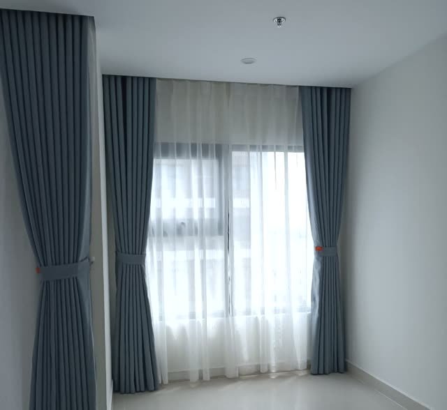 Rèm vải xanh xám và voan trắng, phòng trống