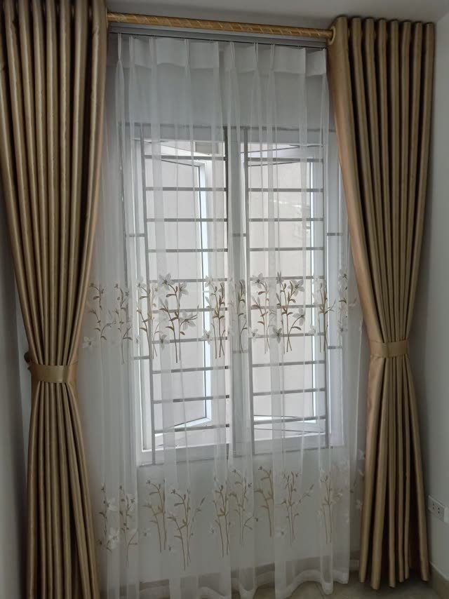 Rèm vàng đồng và voan thêu hoa ly